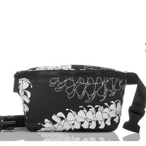 NWT New Aloha Collection Hip Pack Puakenikeni Tropical Flower Fanny Pack Hawaii